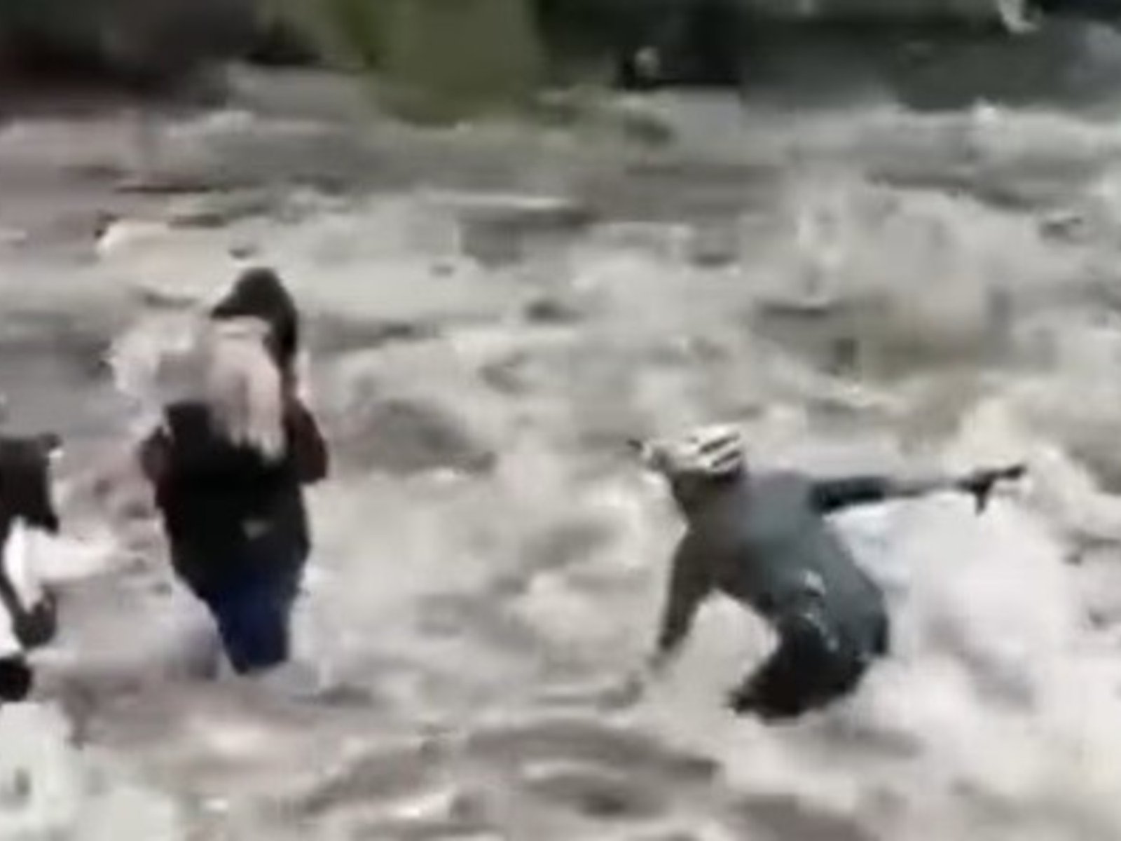 Un ministro de San Luis se metió en un arroyo desbordado para salvar a dos turistas atrapadas por el agua