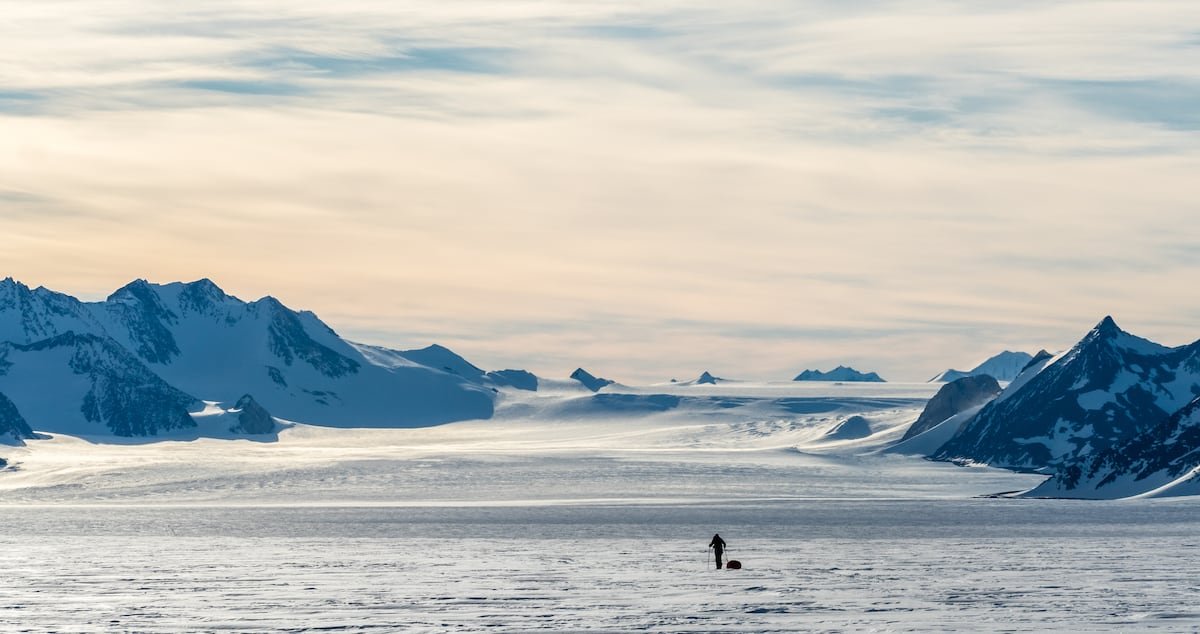 Un nuevo mapa muestra cómo es la Antártida bajo los 2.000 metros de hielo que la cubren | Ciencia