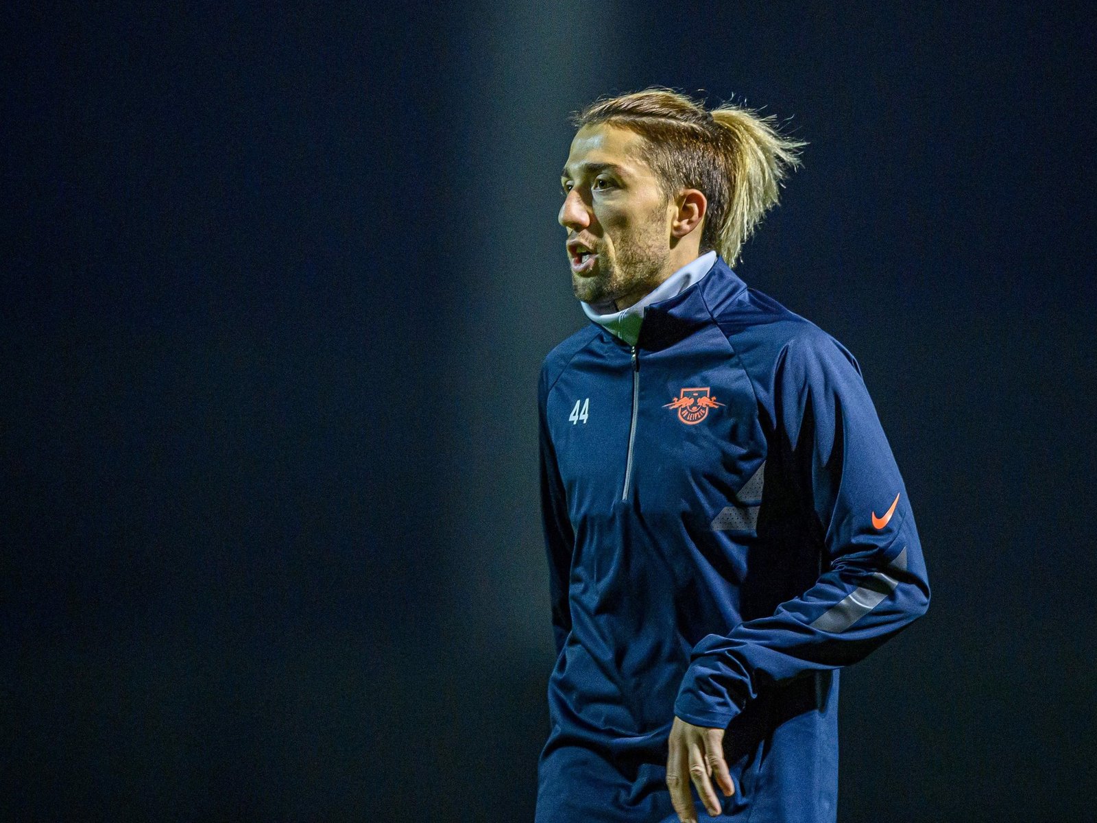 Un reconocido jugador de la Bundesliga se retiró del fútbol por la muerte de su hermano: “Me centraré en mi familia” :: Olé