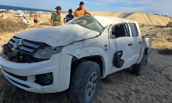 Una camioneta cayó por un barranco en Playa Paraná y su conductor terminó hospitalizado