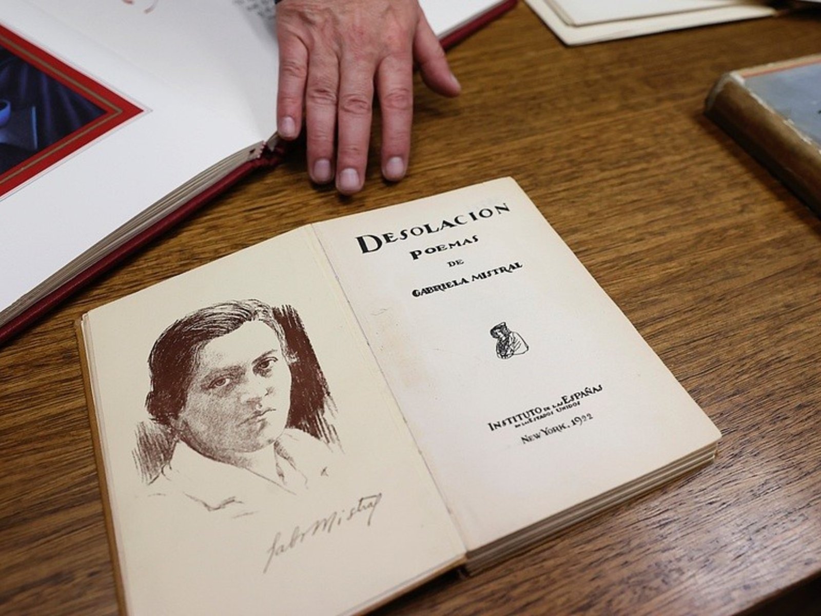 Una muestra con inteligencia artificial reinterpreta la última visita de Gabriela Mistral a Chile