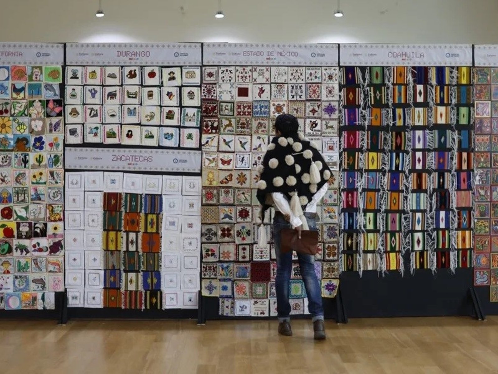 Una muestra de bordado mexicano con más de 3.100 piezas fue reconocida la más grande del mundo