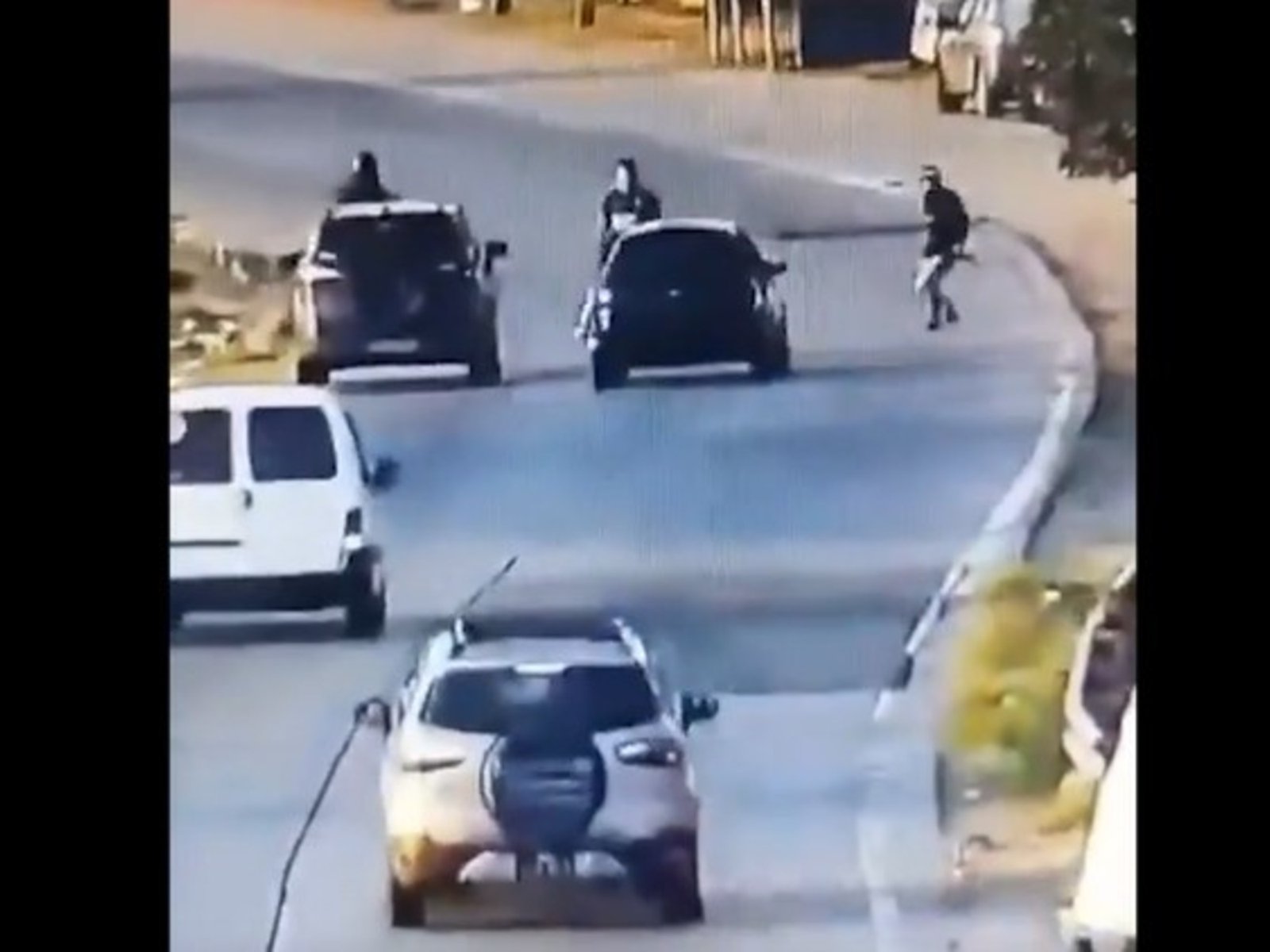 Una policía atropelló e hizo volar por el aire a un ladrón que intentó robarle a un motociclista en Quilmes