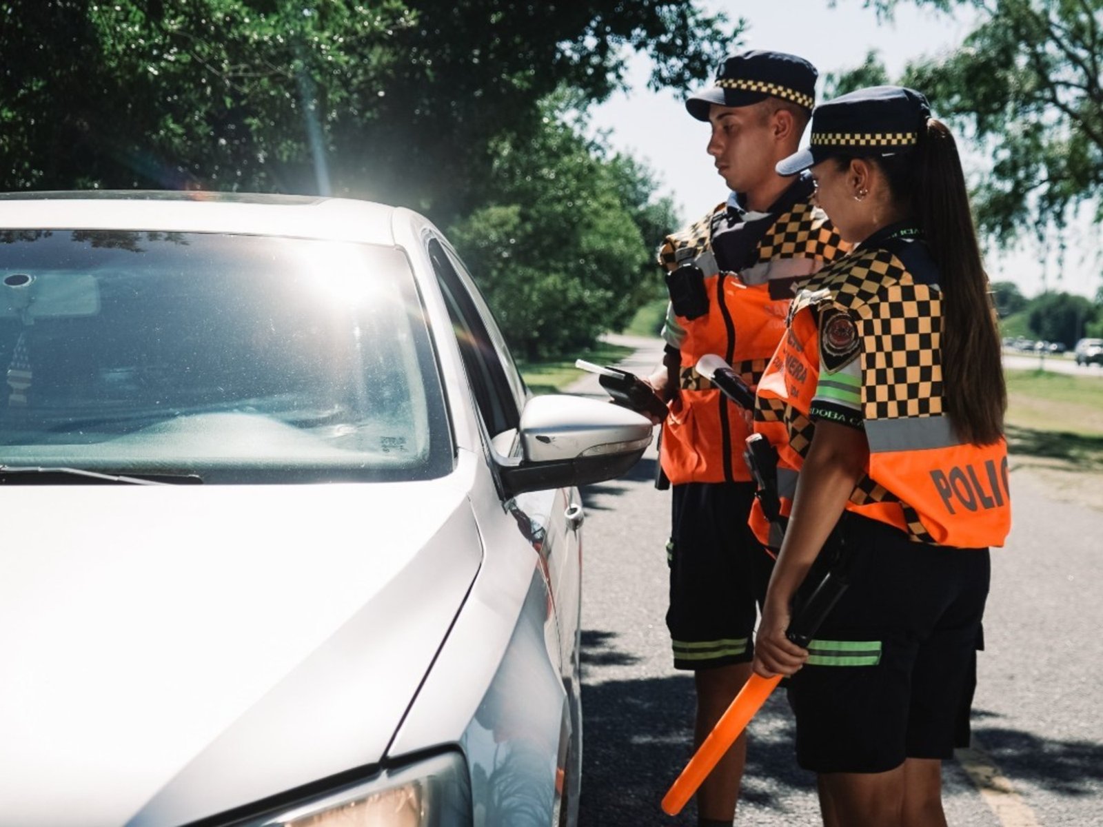 Una turista agredió y escupió a un policía durante un control de tránsito en una ruta de Córdoba: quedó detenida