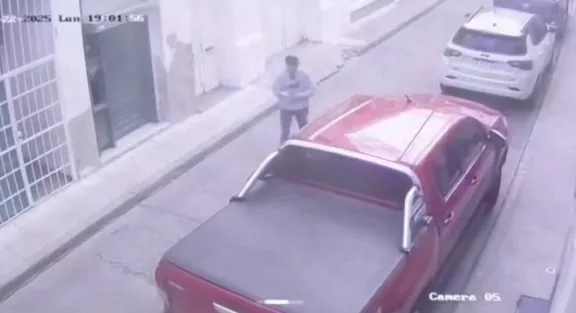 Vino de España a pasar las fiestas y en el centro de Trelew le desvalijaron la camioneta