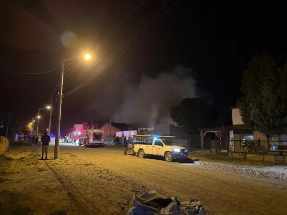 Voraz incendio en Esquel destruyó una carpintería y afectó varias viviendas