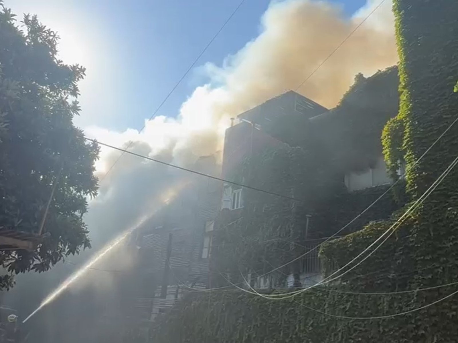 cuatro heridos por el incendio de un conventillo a solo una cuadra de La Bombonera