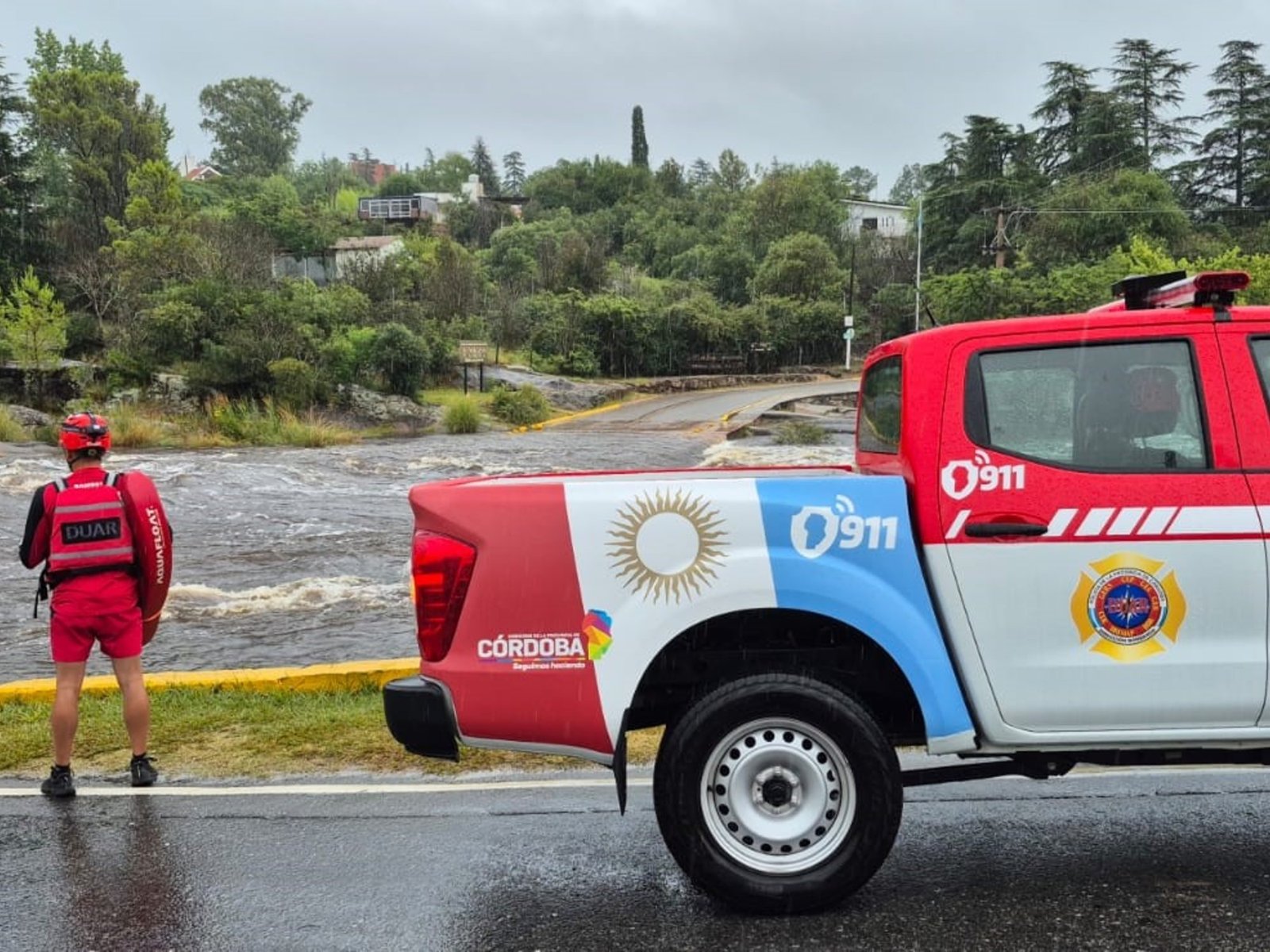 dramático rescate en un río, autos atrapados y suspensión en Jesús María