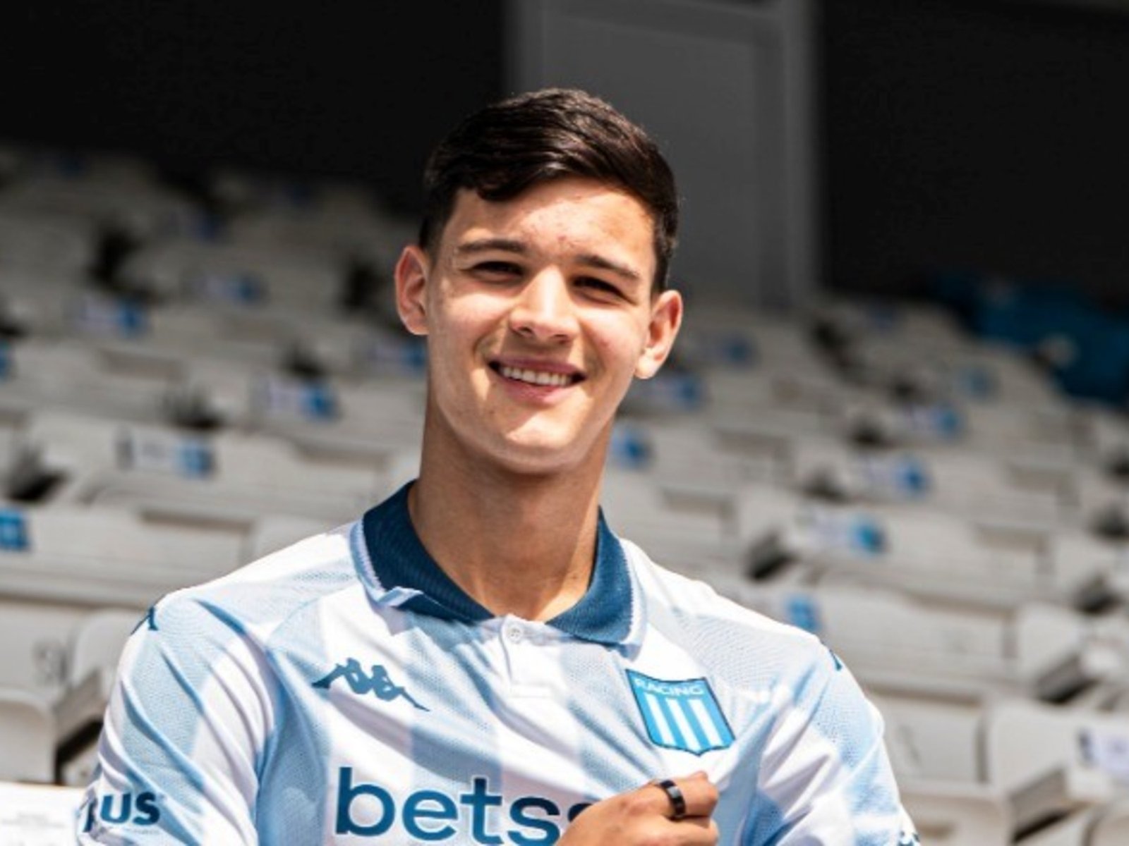 el club italiano le pagará 200.000 dólares cada cuatro partidos que el futbolista juegue en la Academia