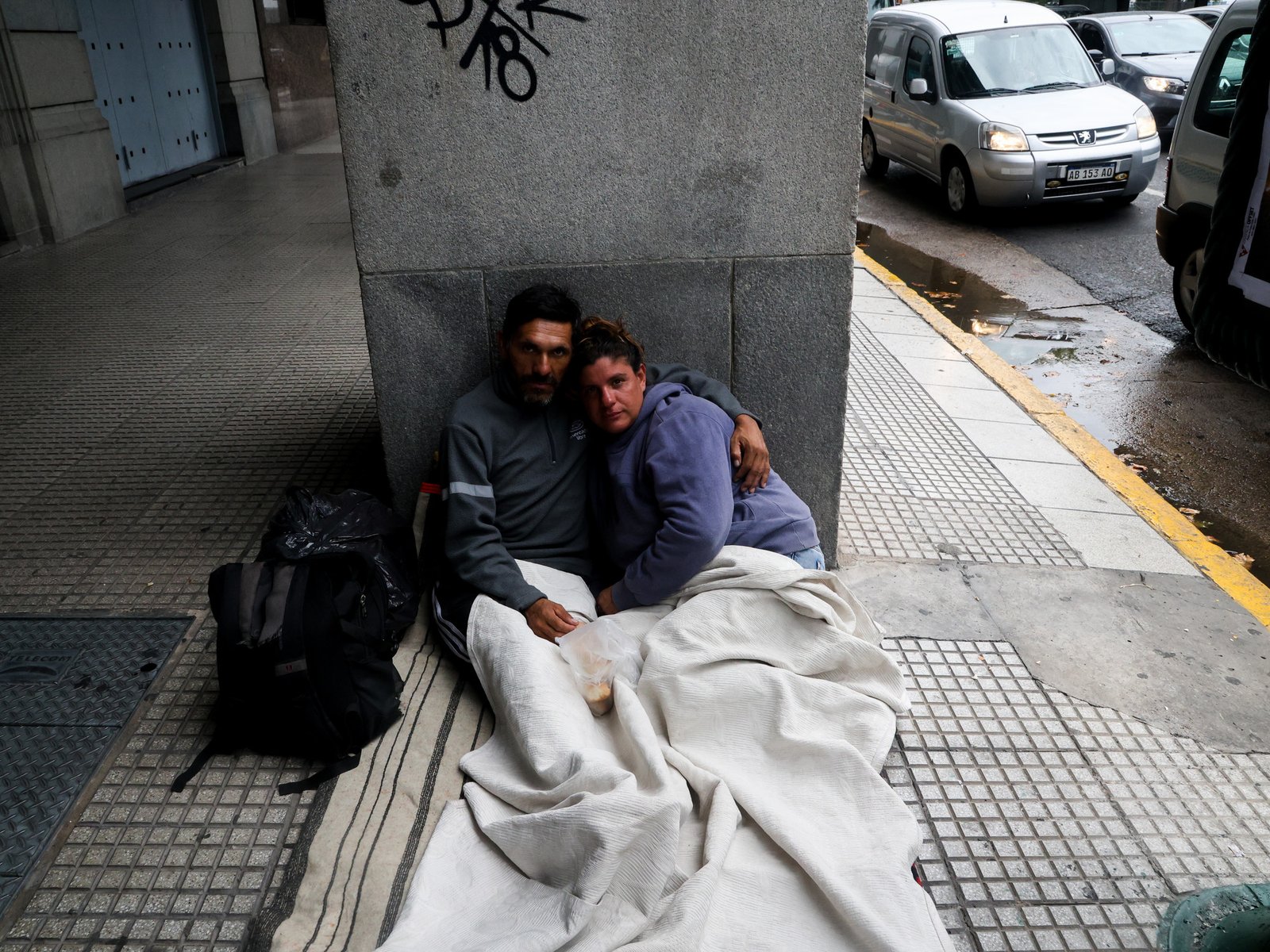 el crudo relato de una pareja que hace seis meses vive en las calles porteñas