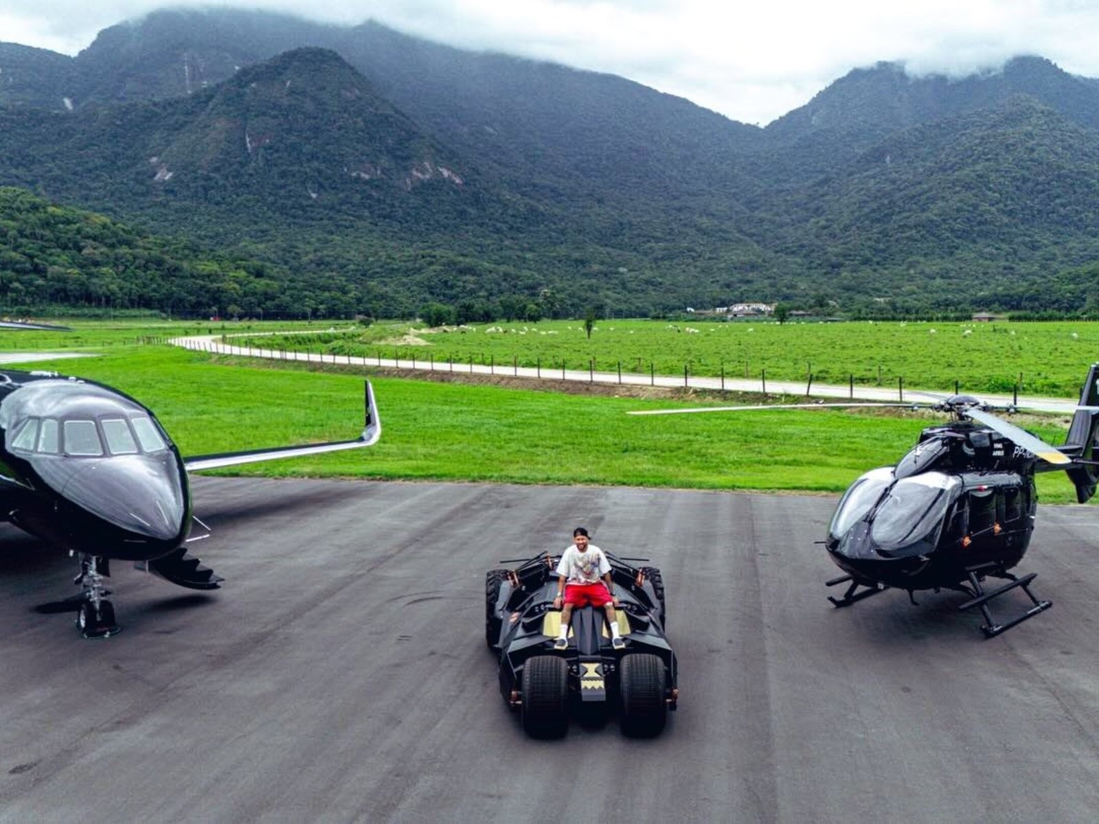 el futbolista completó con el “Tumbler” su impresionante colección de vehículos inspirados en Batman