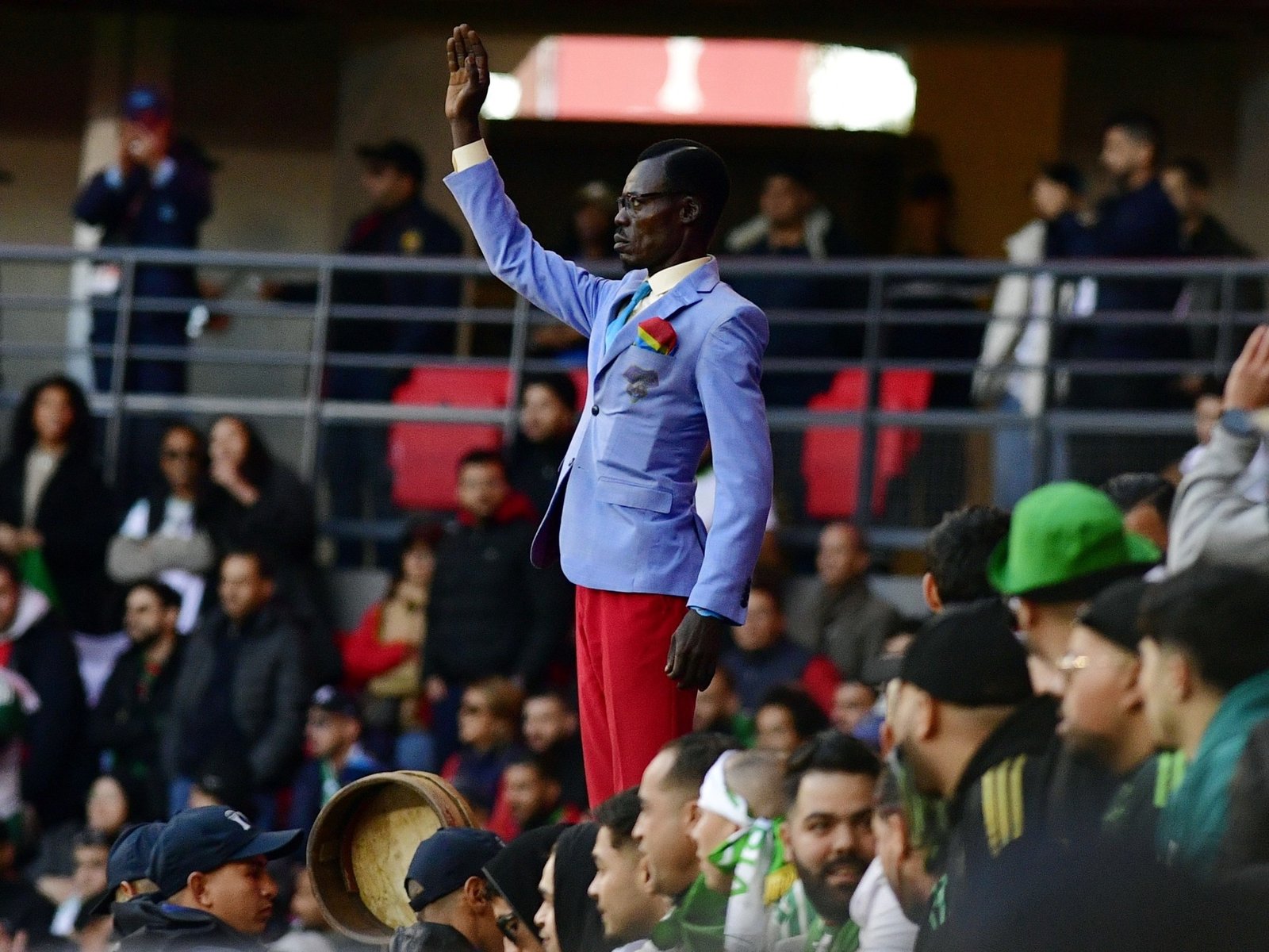 el hincha congoleño que se hizo famoso por no moverse y su reacción tras la derrota en el último minuto ante Argelia