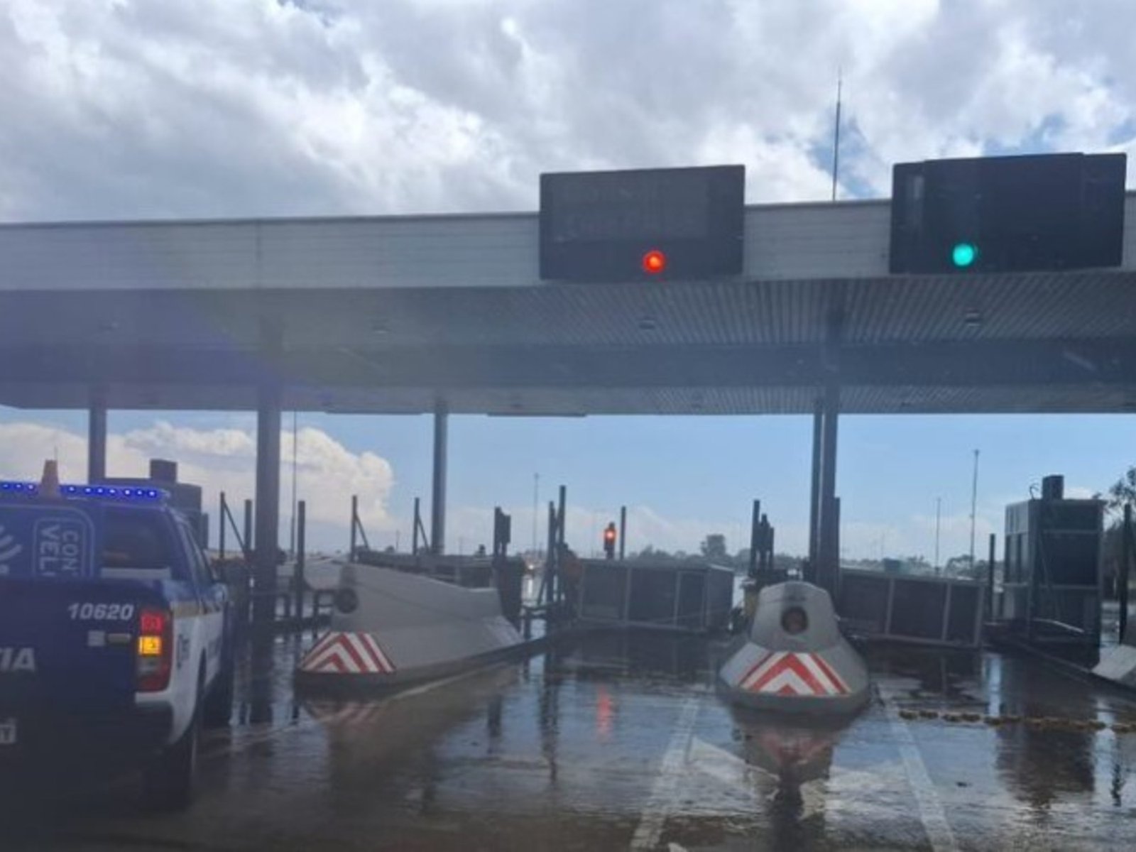 el viento volteó una cabina de peaje y hay un muerto