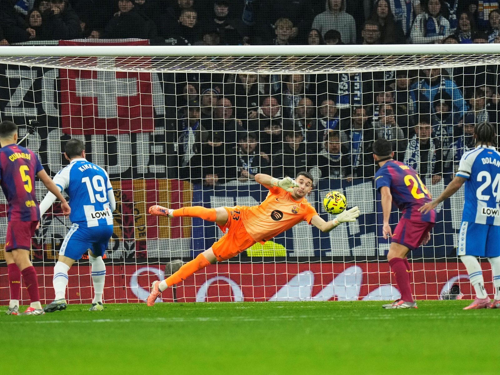 empujó a un compañero para salvar a Barcelona