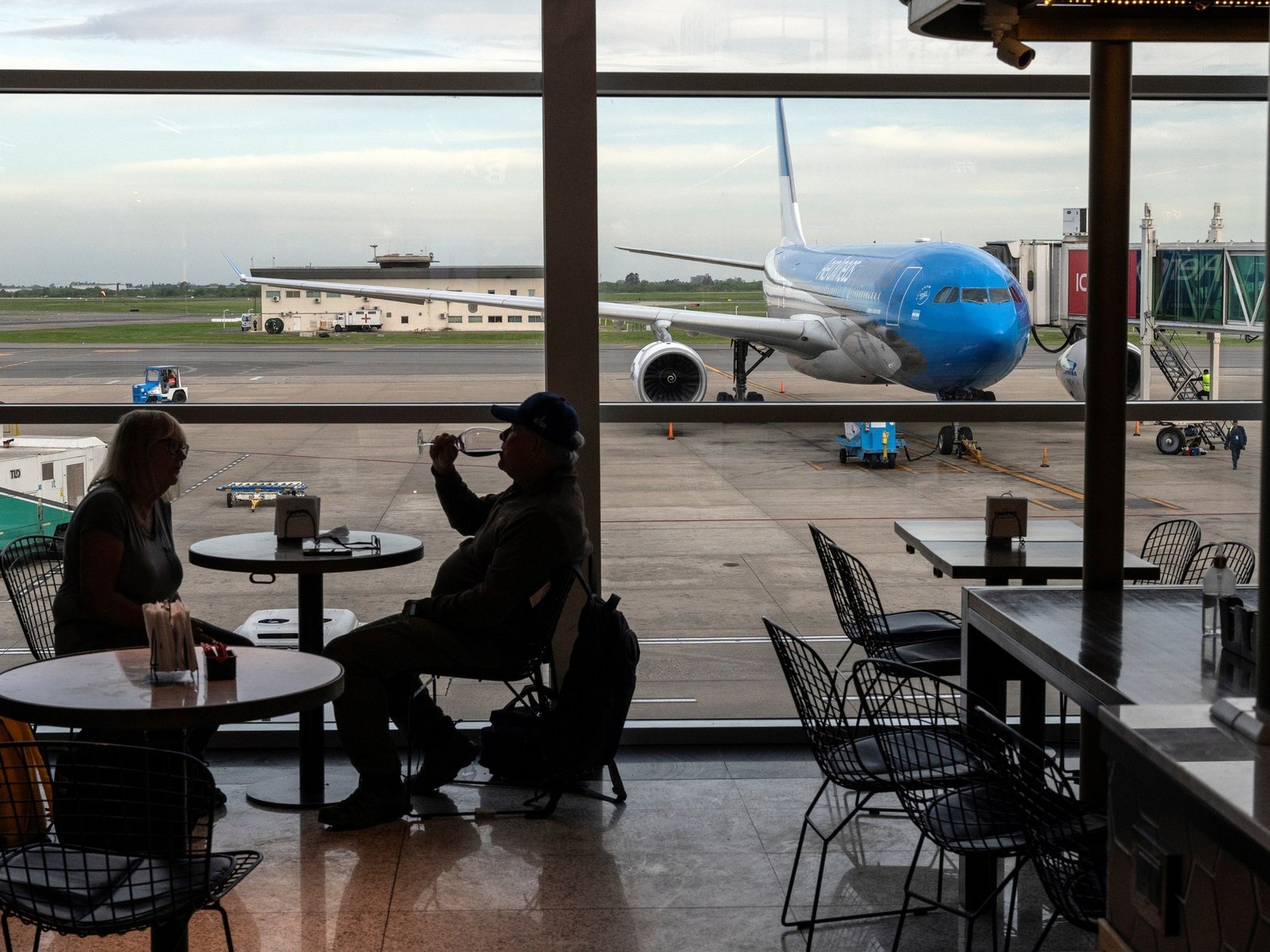 habrá más de 40 vuelos afectados este viernes por obras de mantenimiento en la pista