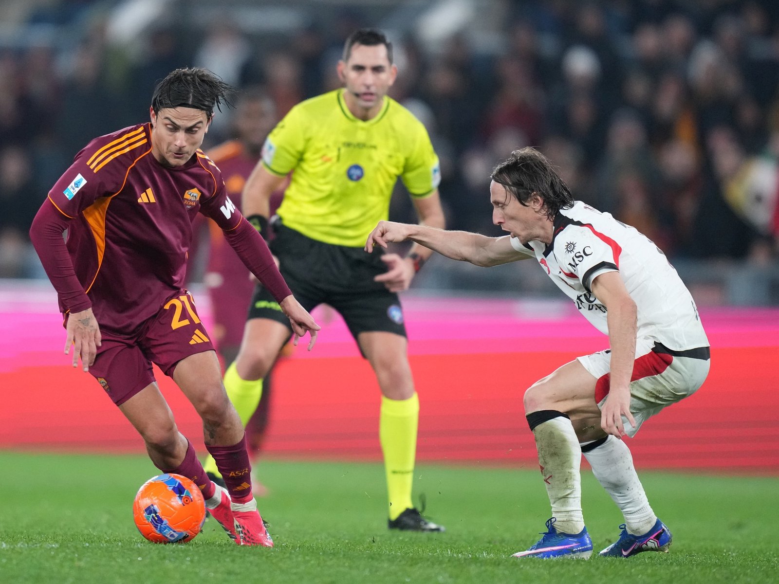 la Roma, con Soulé y Dybala, igualó con Milan y la Juventus sacó más ventaja tras golear al Napoli