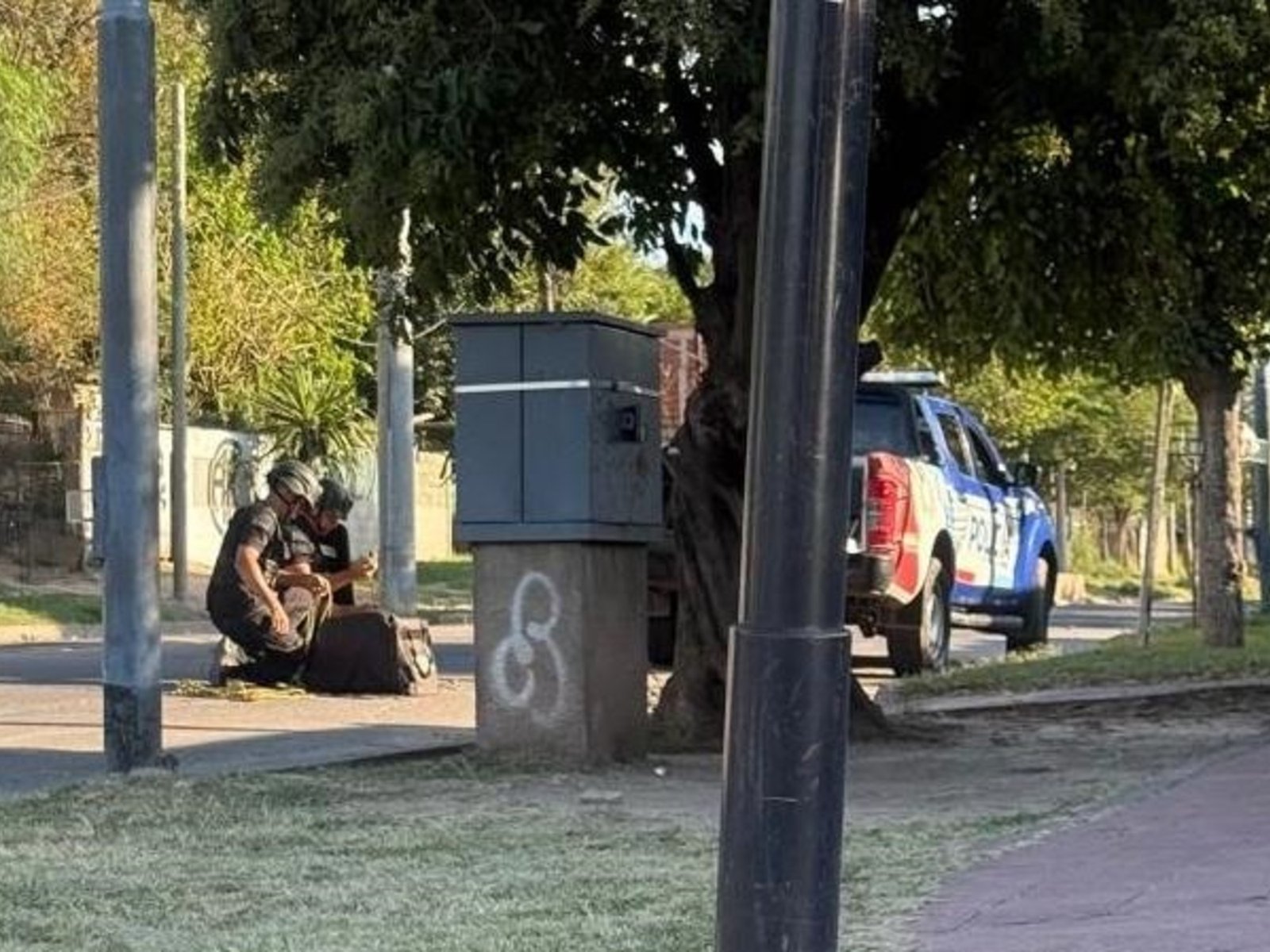 lanzaron una granada contra un patrullero de la Policía en medio de un operativo