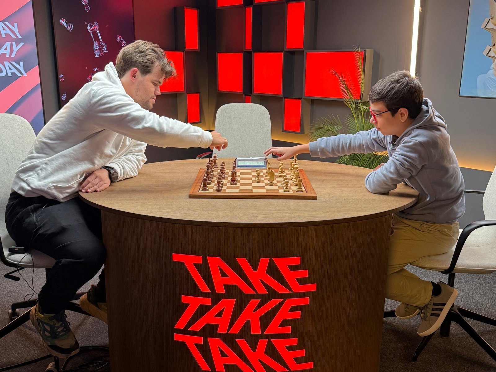 lo invitó Magnus Carlsen a Oslo, jugaron una partida y un torneo, y la comparación fue “CR7 vs. Messi”