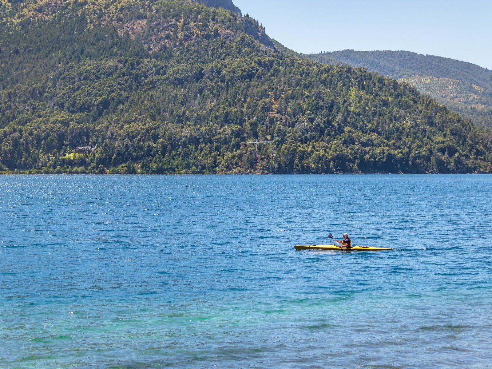 murió un hombre que estaba de vacaciones mientras navegaba en su kayak