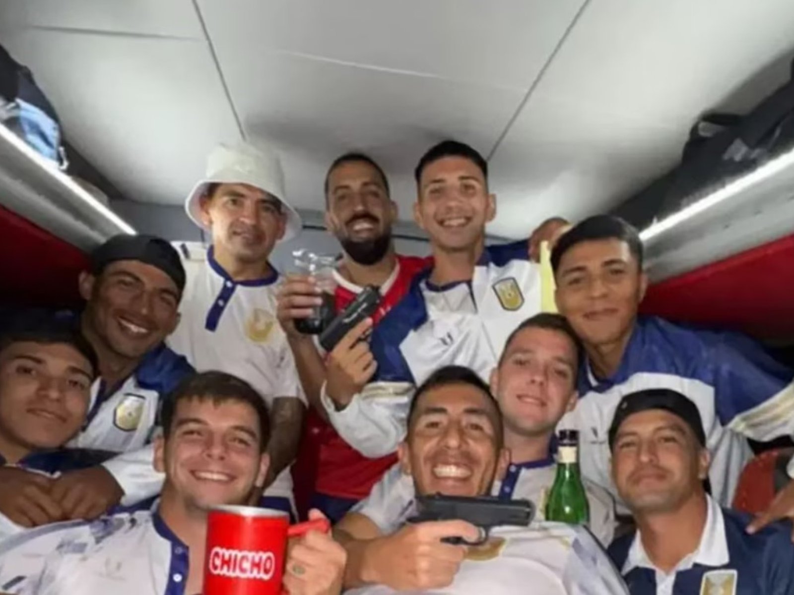 pasaron a la final del Regional y se sacaron una foto con armas