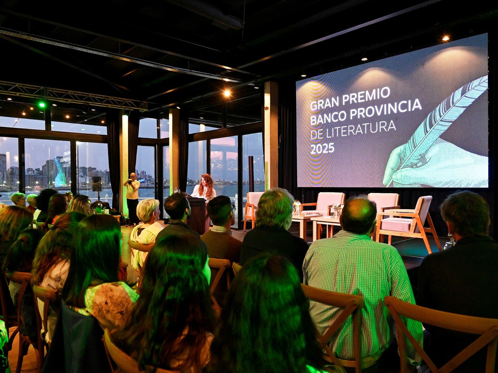 presentaron el libro de los autores reconocidos por el Banco Provincia