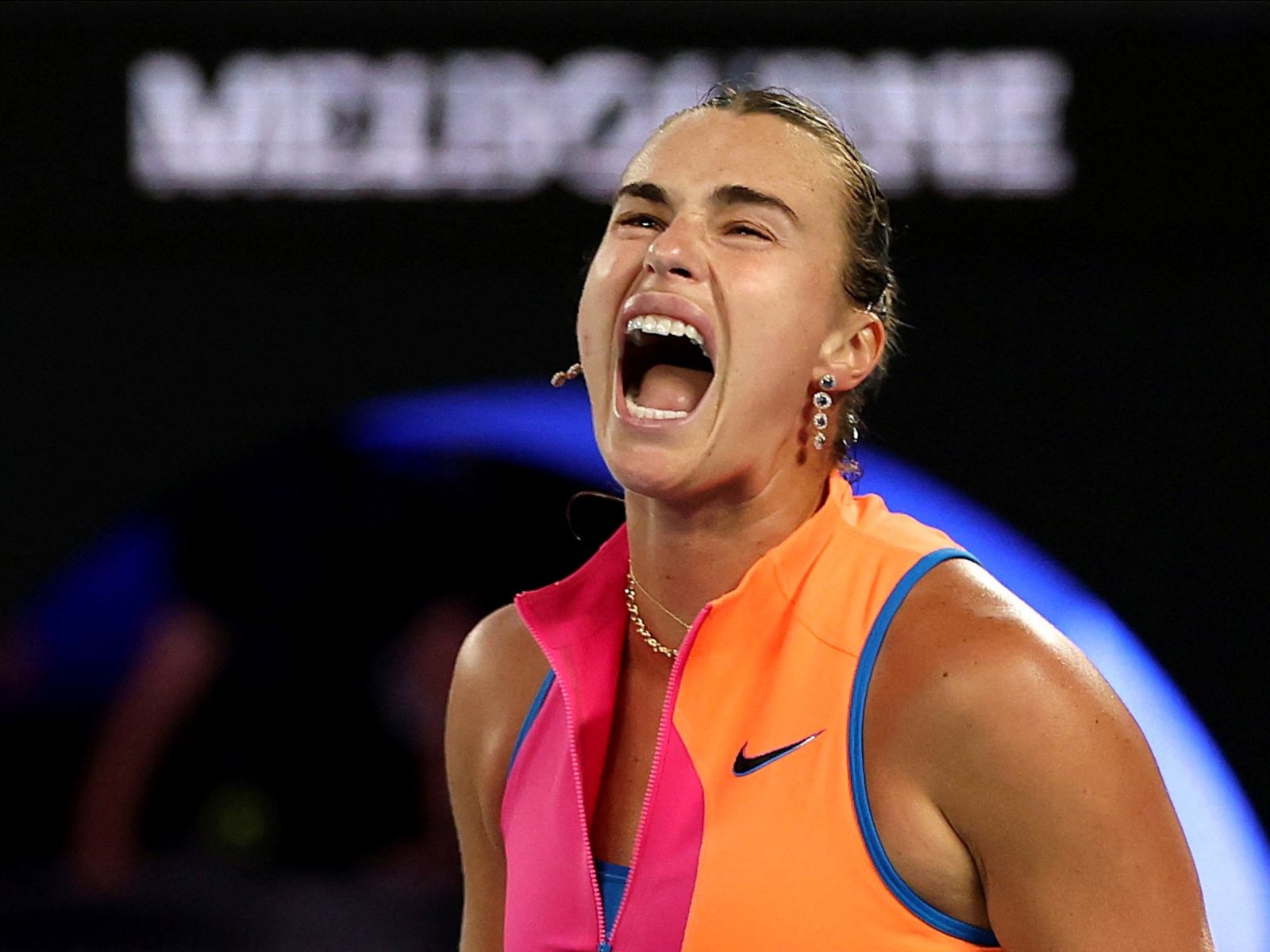 se bancó un reto de la umpire, barrió a Svitolina y jugará su cuarta final consecutiva