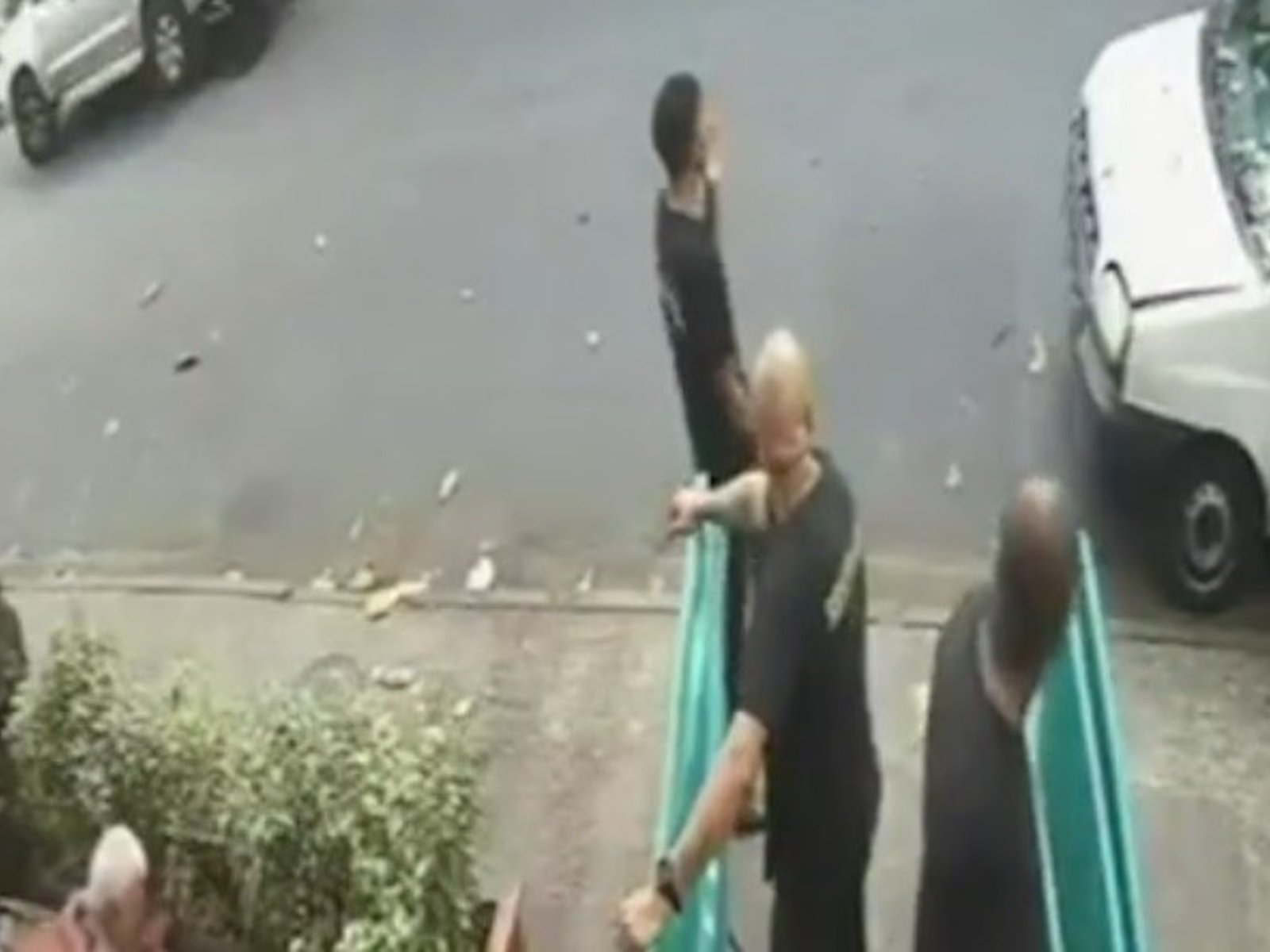 se conoció un nuevo video donde el mozo le hace gestos obscenos