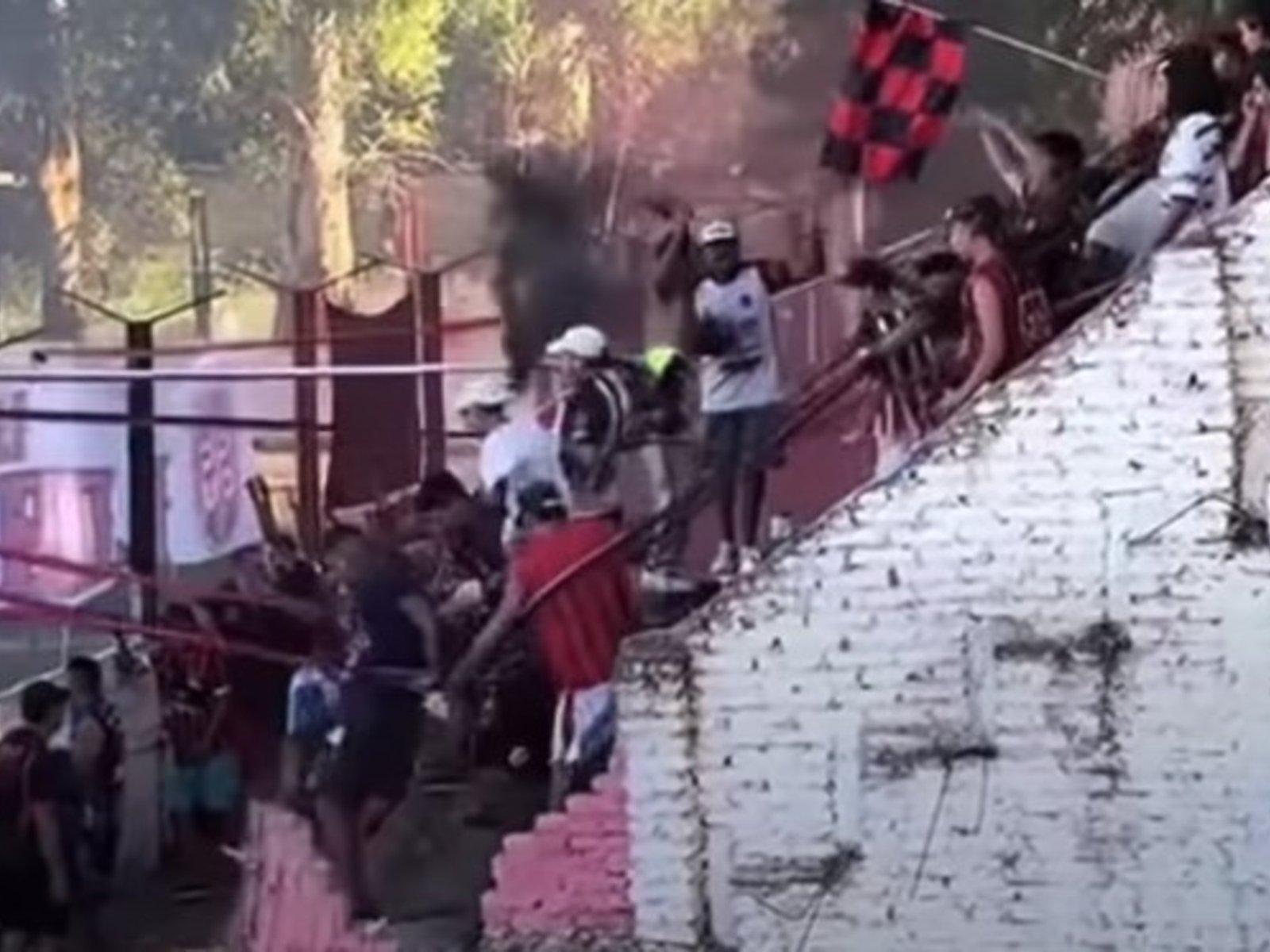 se derrumbó una tribuna con hinchas