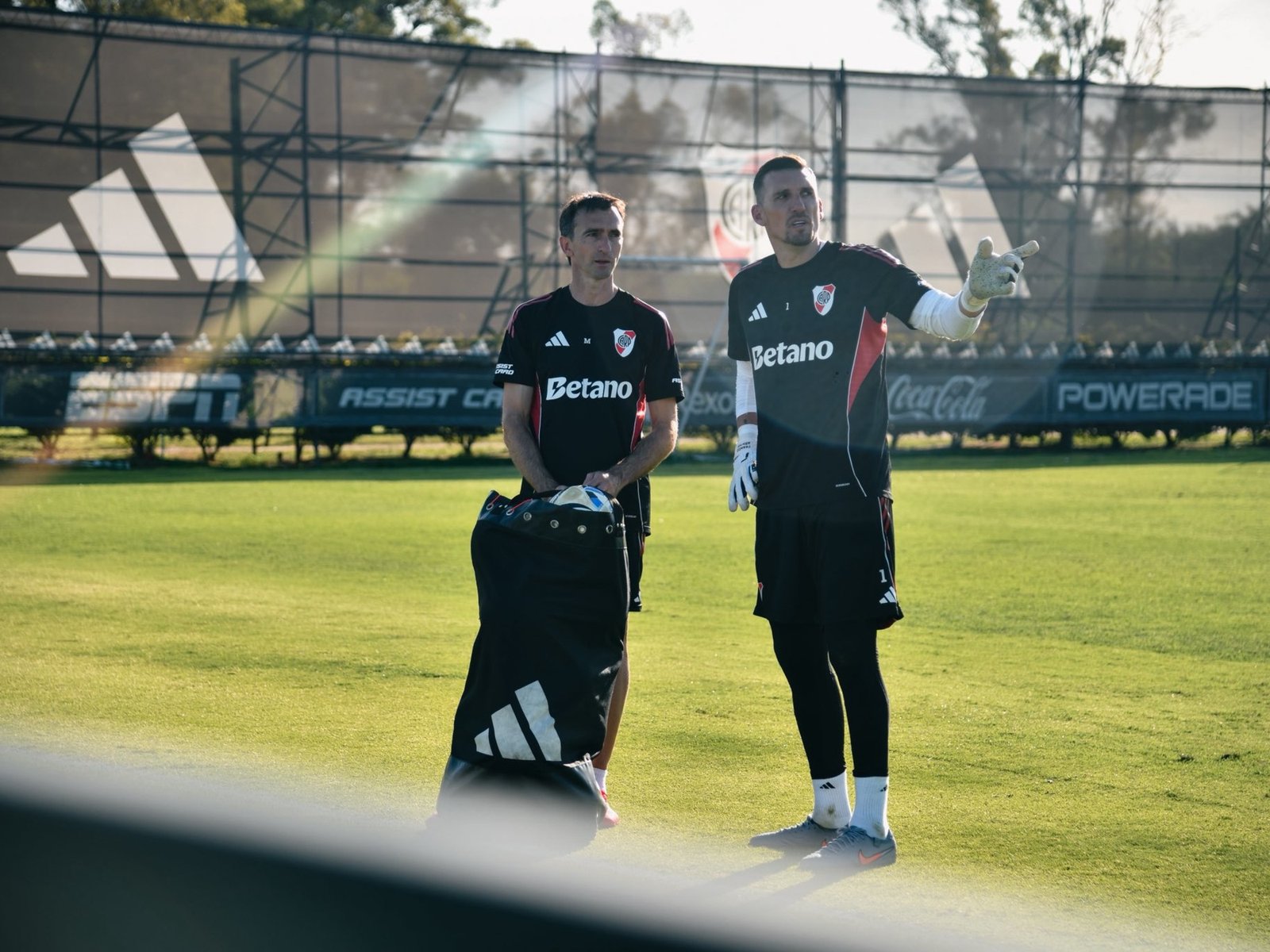 se desgarró Armani y otro campeón del mundo está entre algodones