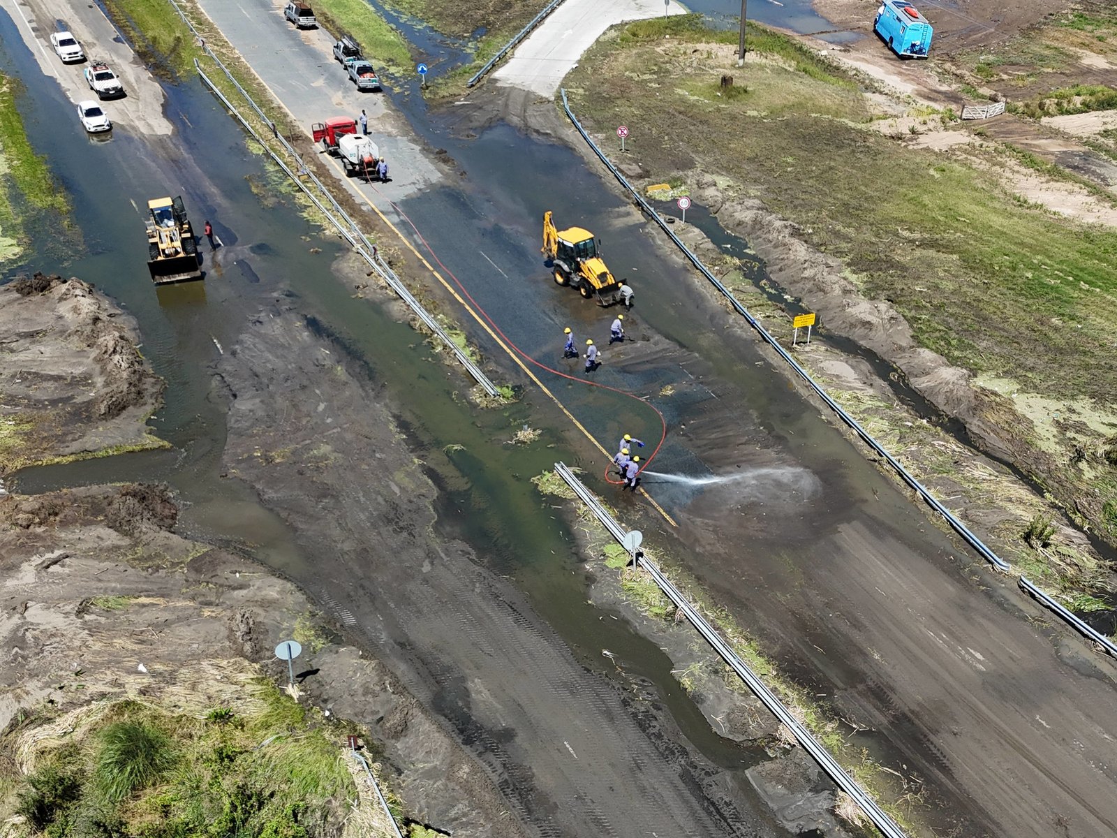 se rompió un caño cloacal e inundó la ruta 11, que quedó cortada