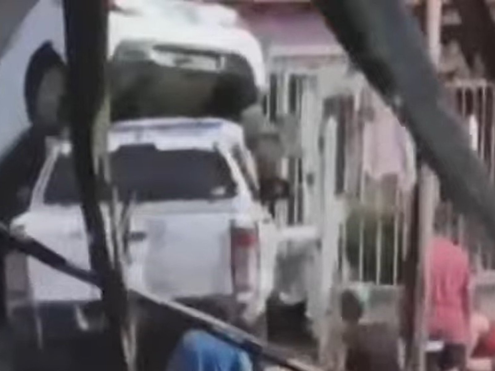 se tirotearon con un policía, robaron un auto y terminaron incrustados en una casa junto a un patrullero