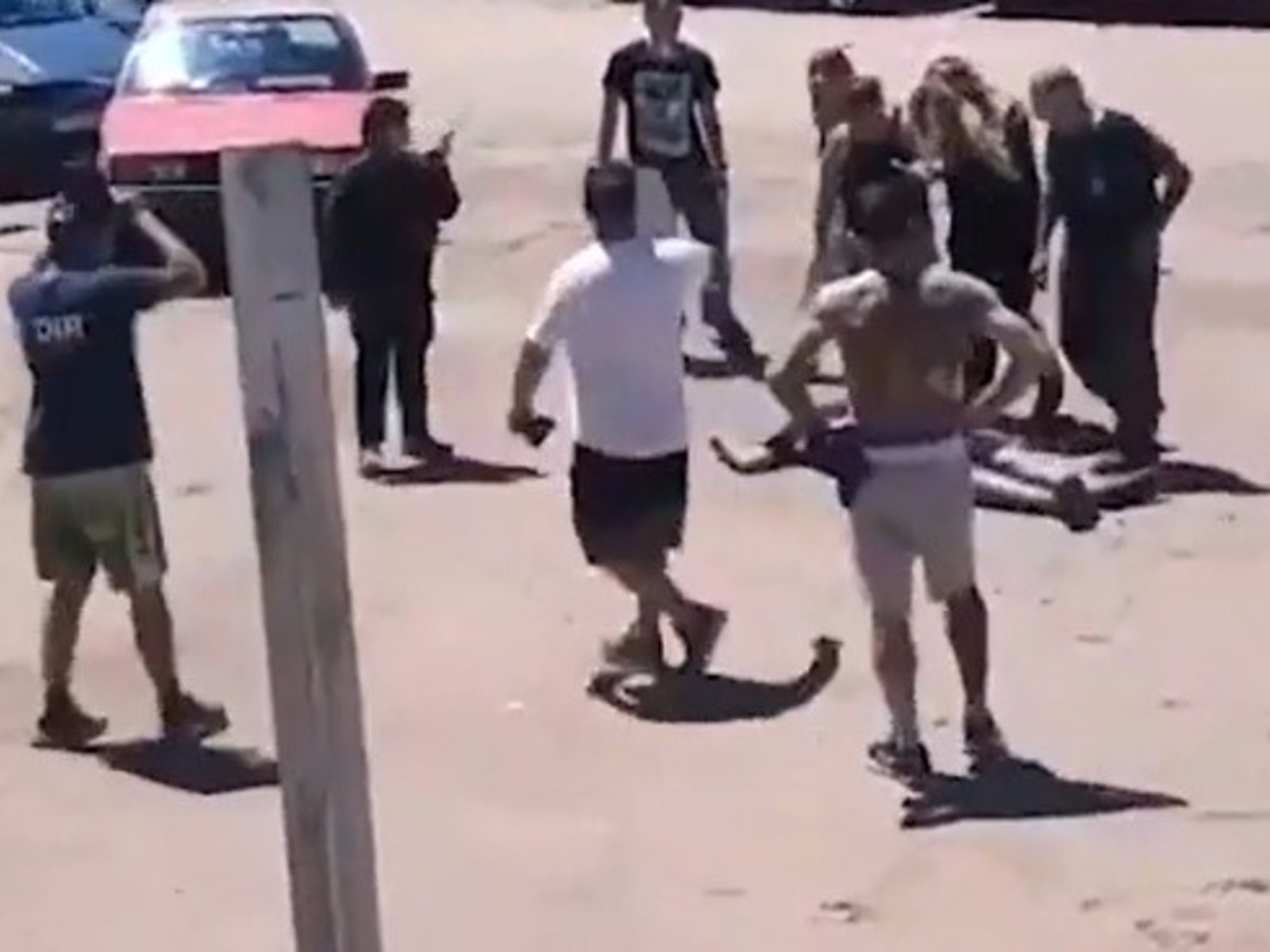 trompadas, piedrazos y un hombre internado