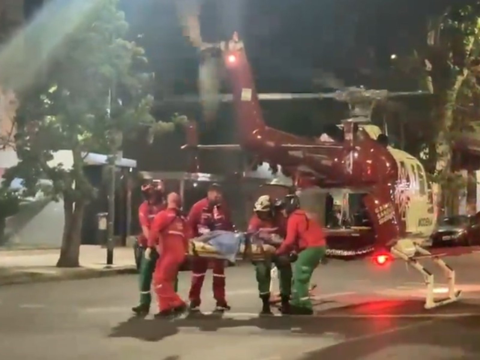 un agente sufrió graves heridas y los ladrones están prófugos