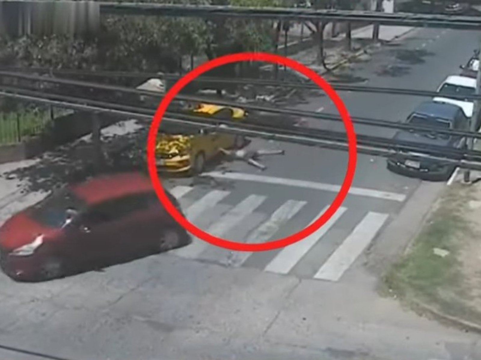 un hombre arregló una compra por redes, lo secuestraron, y se tiró del auto para huir de sus captores