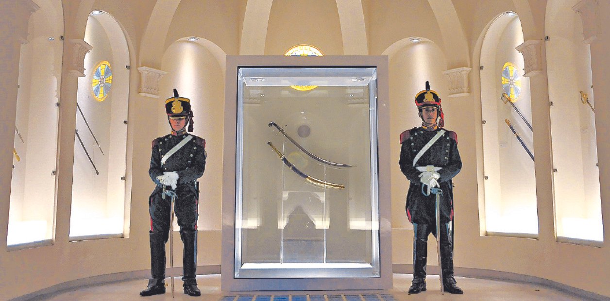 un intendente quiere usar el sable corvo de San Martín en una “teatralización”