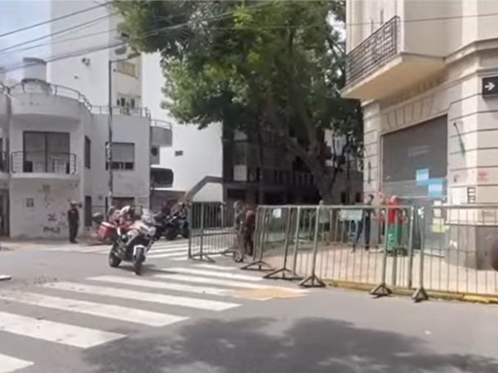un taxi atropelló a un peatón tras ser chocado por una moto robada