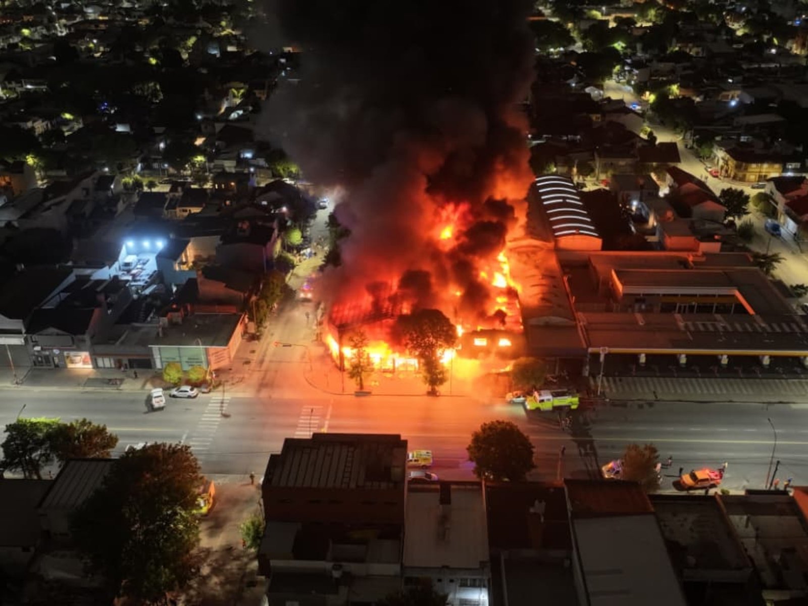 un voraz incendio en Avenida Colón destruyó un taller de autos y una ferretería, y debieron evacuar a los vecinos
