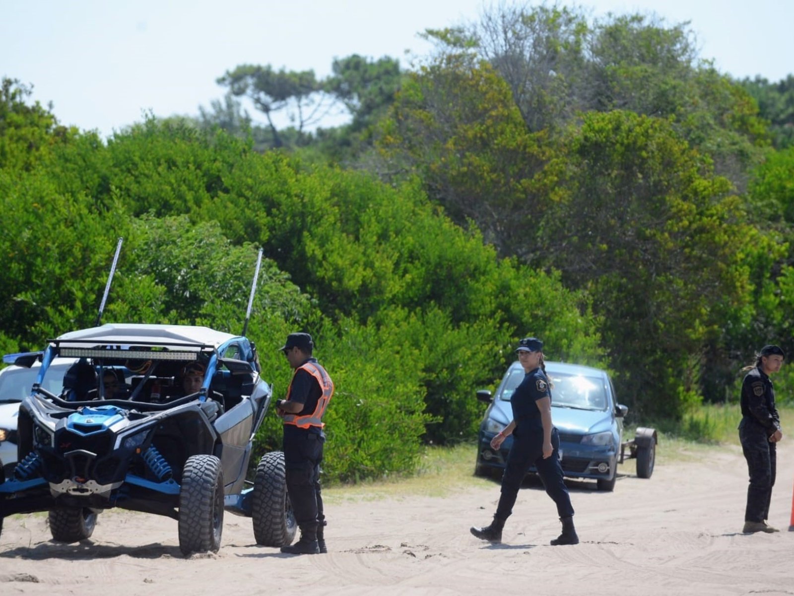 una familia mendocina volcó su camioneta en los médanos de Villa Gesell y una mujer sufrió heridas