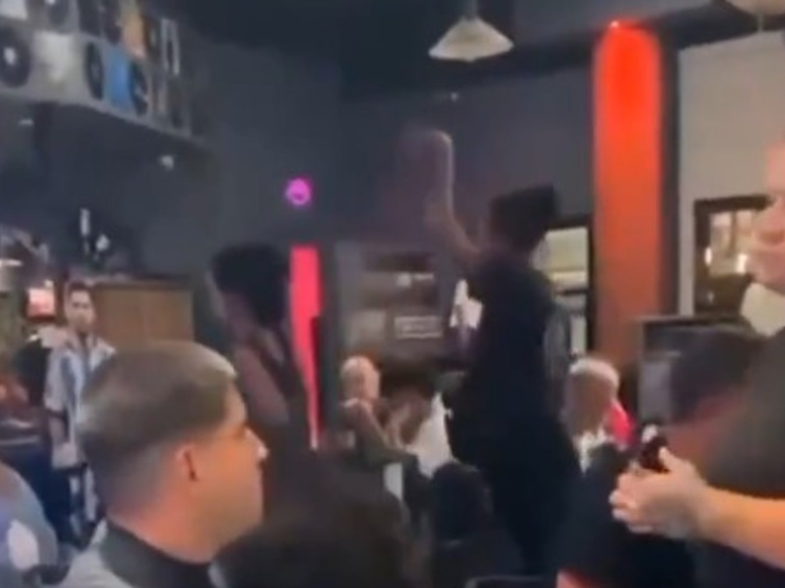 una moza denunció irregularidades laborales, dijo que había cucarachas y sugirió a los clientes que se fueran sin pagar