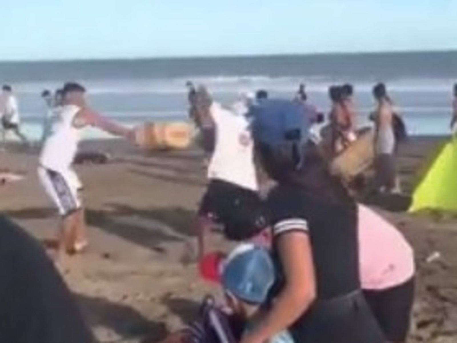 violenta pelea entre vendedores ambulantes y churreros a orillas del mar