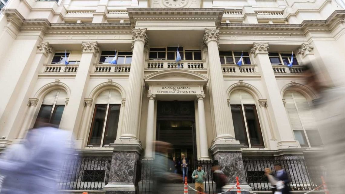 A cuánto llegarán el dólar y la inflación a fin de 2026, según las consultoras que releva el Banco Central