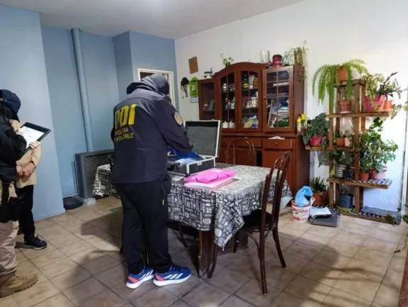 Allanaron dependencias policiales y una vivienda por la desaparición de un hombre en Santa Cruz