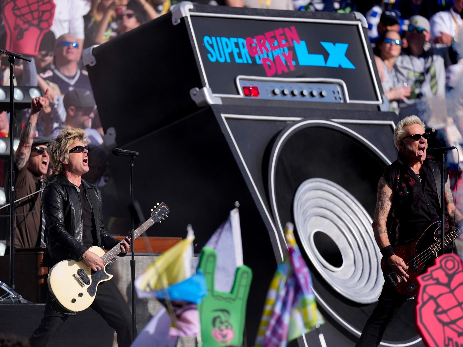 Bon Jovi, Federer y Chiqui Tapia vibraron con la música de Green Day en la previa del gran partido