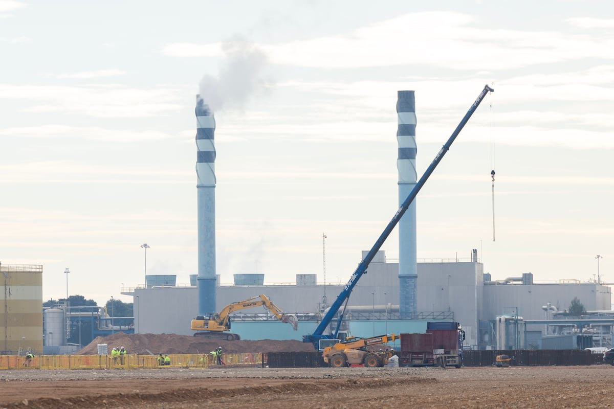 Bruselas planea limitar la inversión de China en coches eléctricos, baterías y energía fotovoltaica | Economía