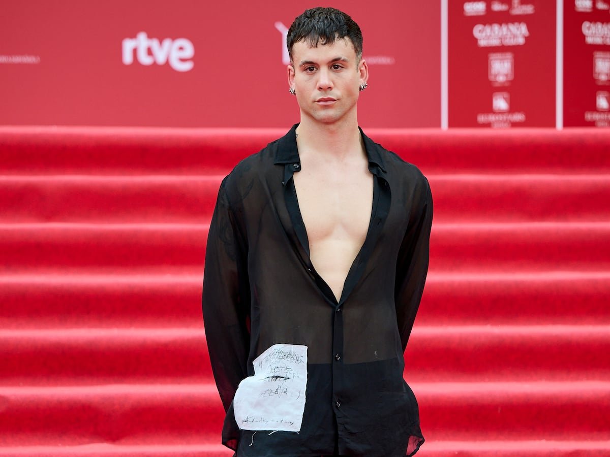 Cher recoge su Grammy honorífico vestida por el diseñador español Luis de Javier, próximo jurado de ‘Maestros de la costura’ | Gente