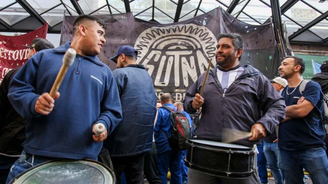 Cierre de FATE, secretario general del sindicato "demorado" en la fábrica