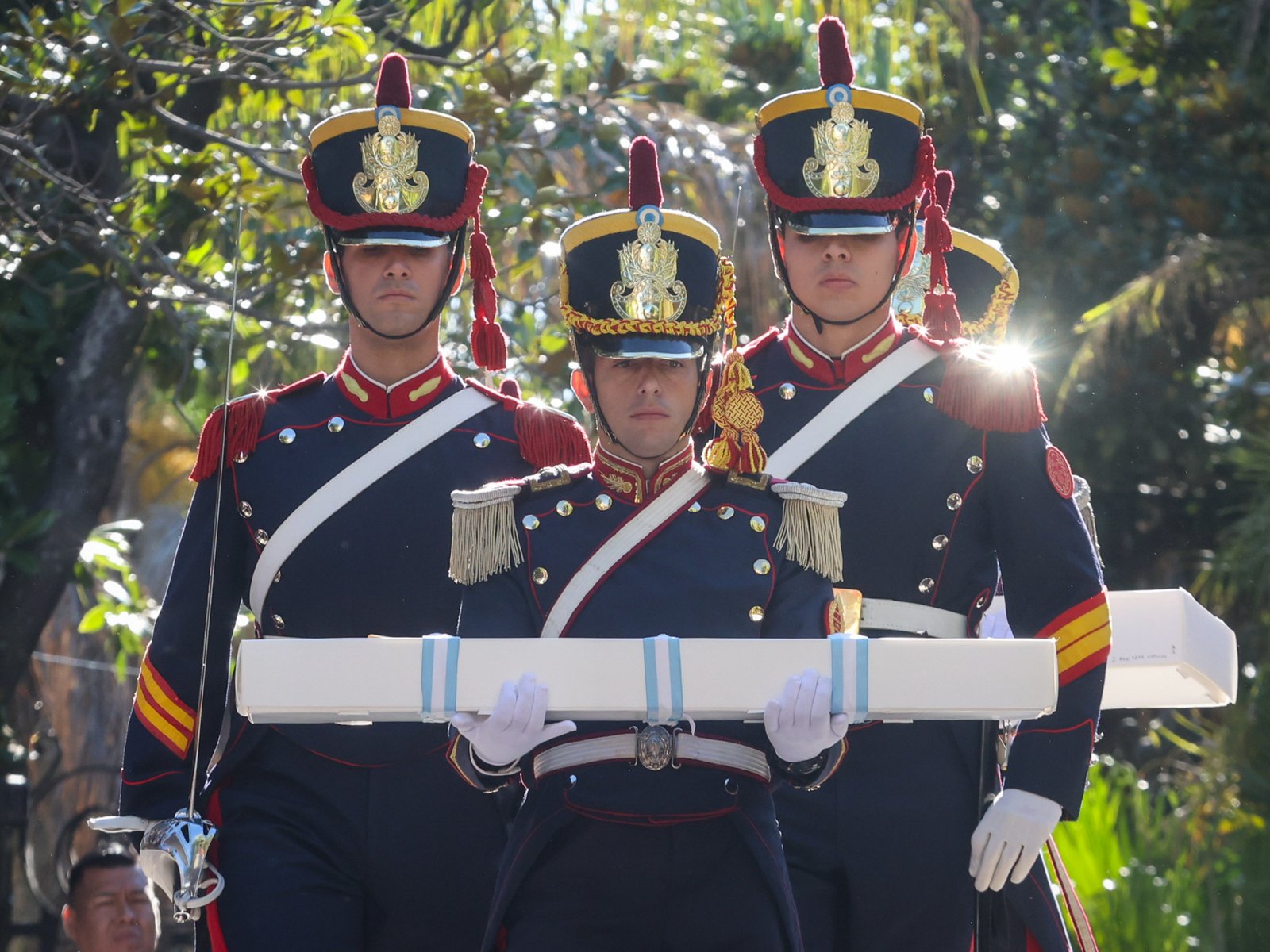 Cinco mil personas despidieron el sable corvo de San Martín aunque Granaderos invita a visitarlo desde mañana