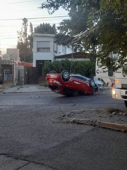 Circulaba a contramano, chocó, volcó y fue hospitalizado