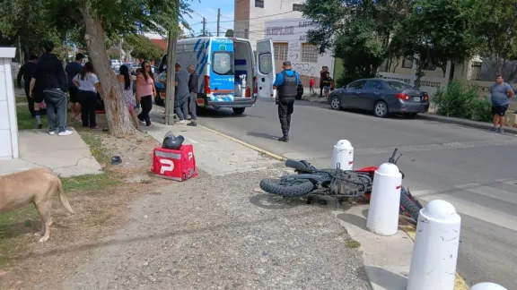 Colisión en Alsina y Dorrego dejó un motociclista herido