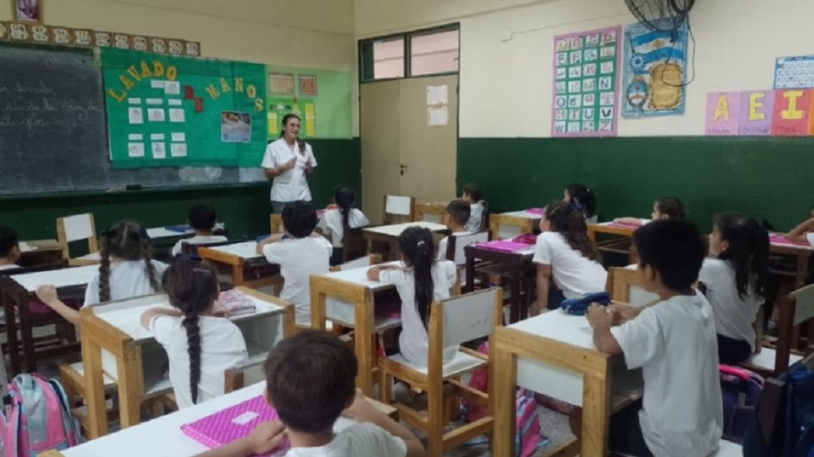 Conflicto docente en Corrientes: marcha frente a Hacienda y amenaza de paro a días del inicio de clases